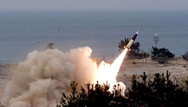 صورة وزعتها وزارة الدفاع الكورية الجنوبية، وتظهر صاروخا خلال اطلاقه من موقع غير معروف حول البحر الشرقي (24 آذار 2022، أ ف ب). 