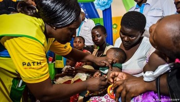 تطعيم أطفال في أفريقيا (أ ف ب).