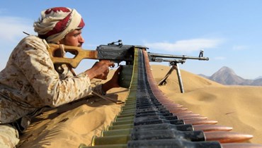 مقاتل يمني موال للحكومة تمركز في موقع خلال القتال مع الحوثيين على الجبهة الجنوبية لمأرب (10 ت2 2021، ا ف ب). 