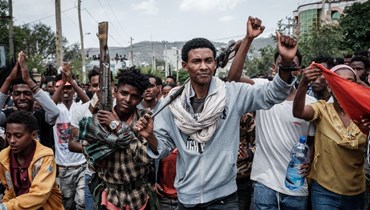 صورة ارشيفية- مقاتلون من جبهة تحرير تيغراي الشعبية خلال الترحيب بهم في أحد شوارع ميكيلي، عاصمة منطقة تيغراي بإثيوبيا (29 حزيران 2021، ا ف ب).