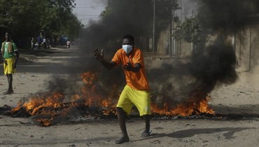 رجل في أحد شوارع نجامينا بتشاد (27 نيسان 2021، أ ب). 