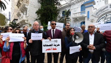 صحافيون يشاركون في احتجاج في تونس العاصمة للمطالبة بحرية الصحافة (25 آذار 2022، ا ف ب). 