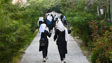 طالبات لدى وصولهن إلى مدرستهن في كابول (23 آذار 2022، أ ف ب). 