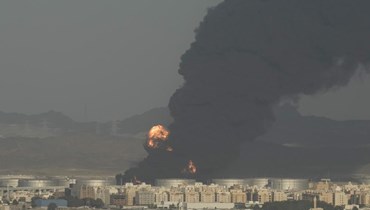 دخان يتصاعد من مستودع نفط محترق في جدة (25 آذار 2022، أ ب).