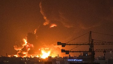 اشتعال النيران في  منشأة نفطية لشركة "أرامكو" في مدينة جدة (أ ف ب).