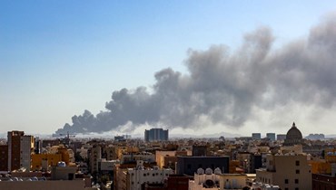 الدخان يتصاعد من منشأة "أرامكو" النفطية في جدة (أ ف ب).