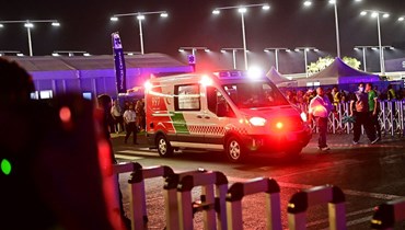 سيارة إسعاف في مكان الحادث لنقل شوماخر إلى المركز الطبي بالدائرة (أ ف ب).