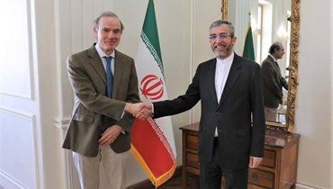 نائب وزير الخارجية الإيراني كبير المفاوضين النوويين علي باقري (إلى اليمين) مستقبلا مورا في طهران (27 آذار 2022، ا ف ب). 