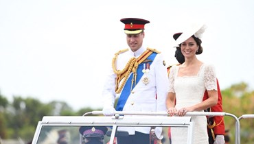 الأمير وليام وزوجته كاثرين يحضران عرضا في الأكاديمية العسكرية الكاريبية في قاعدة أب بارك التابعة لقوة دفاع جامايكا في كينغستون بجامايكا (24 آذار 2022، أ ف ب). 