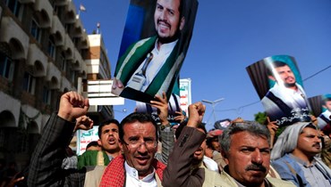 انصار للحوثيين خلال تجمع في صنعاء، في الذكرى السابعة لتدخل التحالف بقيادة السعودية في اليمن (26 آذار 2022، ا ف ب). 