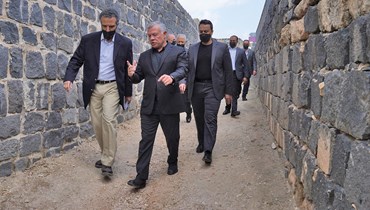 الملك عبدالله الثاني خلال زيارته منطقة أم قيس وموقعها الأثري بمحافظة إربد (27 آذار 2022، الديوان الملكي الهاشمي). 