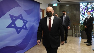 بينيت لدى وصوله إلى اجتماع لمجلس الوزراء في القدس (27 آذار 2022، أ ف ب). 
