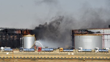 اندلاع حريق في منشأة نفضية في جدة جرّاء قصف حوثي ليل الجمعة (أ ف ب).