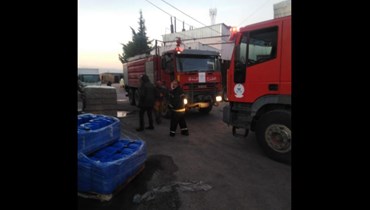 الدفاع المدني يخمد حريقاً في داخل معمل في شتورة,