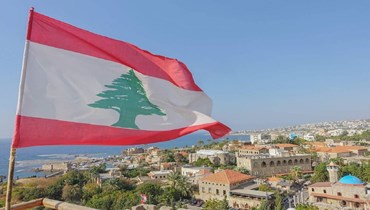 العلم اللبناني يرفرف