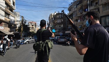 مسلّحان خلال تشييع ضحايا حركة "أمل" في الغبيري (حسام شبارو).