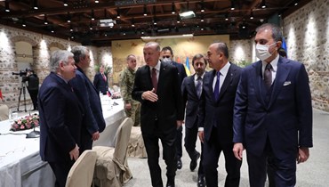 إردوغان وتشاوش أوغلو يستقبلان الوفدين الروسي والأوكراني في افتتاح المحادثات الأوكرانية الروسية في اسطنبول (29 آذار 2022، أ ف ب). 