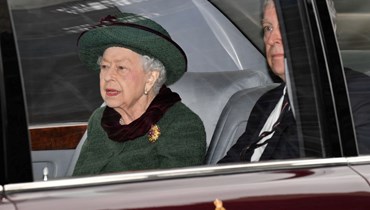 الملكة إليزابيث (إلى اليسار) والأمير أندرو في السيارة بعد حضور خدمة الشكر في كنيسة وستمنستر بوسط لندن (29 آذار 2022، أ ف ب). 