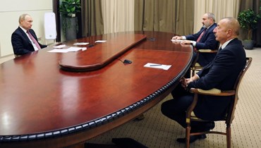 صورة أرشيفية- الرئيس الروسي فلاديمير بوتين (الى اليسار)، والرئيس الأذربيجاني إلهام علييف ورئيس الوزراء الأرميني نيكول باشينيان خلال اجتماعهم في مقر إقامة بوتشاروف روتشي في منتجع سوتشي على البحر الأسود بروسيا (26 ت2 2021، ا ب). 