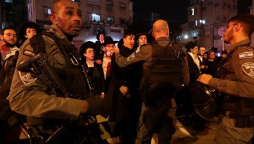 قوات الأمن الإسرائيلية تمنع الجمهور من الاقتراب من مكان إطلاق النار (أ ف ب).