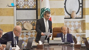 رئيس الجمهورية ميشال عون إلى جانب رئيس الحكومة نجيب ميقاتي خلال الجلسة (نبيل إسماعيل).