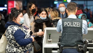 صورة تعبيرية- لاجئون من أوكرانيا ينتظرون تسجيلهم لدى الشرطة الفيدرالية الالمانية بعد هبوطهم في مطار فرانكفورت أم ماين بألمانيا الغربية (25 آذار 2022، أ ف ب). 