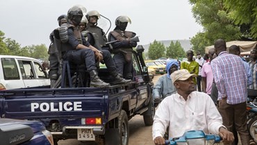 عناصر من  الشرطة المالية انتشروا خارج "بورس دو ترافاي" حيث تجمع عمال مضربون في باماكو بمالي (25 أيار 2021، أ ب). 