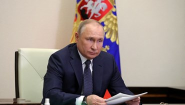 بوتين مترئسا اجتماعًا حول الطيران عبر الفيديو في مقر الإقامة نوفو أوغاريوفو الحكومي خارج موسكو (31 آذار 2022، أ ف ب). 