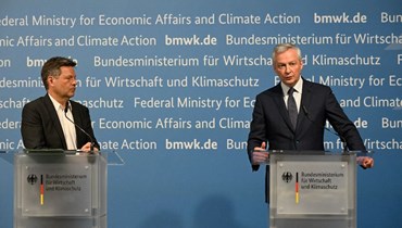 لومير (الى اليمين) وهابيك خلال مؤتمر صحافي مشترك في مقر الوزارة الاتحادية للشؤون الاقتصادية والعمل المناخي في برلين (31 آذار 2022، أ ف ب). 