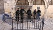 عناصر من قوات الأمن الإسرائيلية وقفوا في البلدة القديمة بالقدس (31 آذار 2022، ا ف ب). 