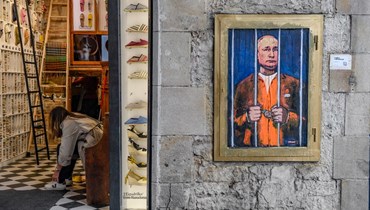 عمل فني جديد لفنان الشارع الإيطالي TvBoy في برشلونة يصور بوتين في السجن (31 آذار 2022، أ ف ب). 