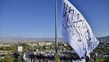 "طالبان" ترفع علماً ضخماً للإمارة الإسلامية في كابول (أ ف ب).