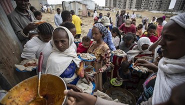 صورة ارشيفية- نازحون من تيغراي يصطفون لتلقي الطعام في مركز استقبال للنازحين داخليًا في ميكيلي في منطقة تيغراي شمال إثيوبيا (9 ايار 2021، أ ب). 