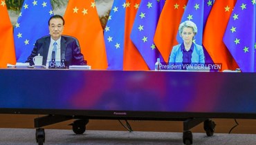 شيانغ (إلى اليسار) وفون دير لاين يتحدثان عبر الفيديو خلال قمة بين الاتحاد الأوروبي والصين في مبنى المجلس الأوروبي في بروكسيل (1 نيسان 2022، ا ف ب). 