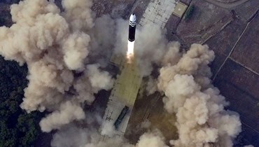 صورة التقطت في 24 آذار 2022، وتظهر الاختبار التجريبي لصاروخ باليستي عابر للقارات في مكان غير معروف في كوريا الشمالية (أ ف ب). 