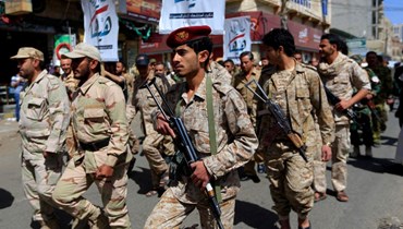عناصر موالون للحوثيين يشاركون في عرض عسكري في صنعاء ، في الذكرى السابعة لتدخل التحالف بقيادة السعودية في اليمن (31 آذار 2022، ا ف ب).