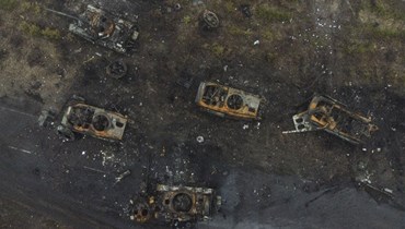 عربات مدرعة روسية محترقة في ضواحي كييف (أ ف ب).