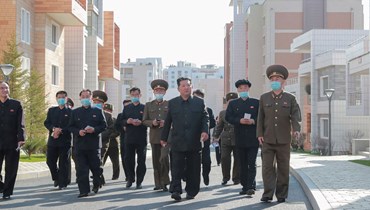 صورة غير مؤرخة تظهر زعيم كوريا الشمالية كيم جونغ أون (في الوسط) متفقداً بناء منطقة سكنية عند ضفة نهر جانغانغ في منطقة جونغانغ في بيونغ يانغ (3 نيسان 2022، ا ف ب).