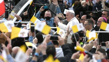البابا فرنسيس لدى وصوله للاحتفال بالقداس خارج كنيسة أبرشية سانت بوبليوس في فلوريانا بفاليتا في مالطا (3 نيسان 2022، ا ف ب). 