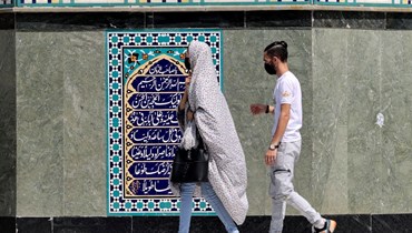 مسلمون شيعة إيرانيون يصلون الى مسجد إمام زاده صالح في ساحة تاجريش شمال طهران (3 نيسان 2022، ا ف ب). 