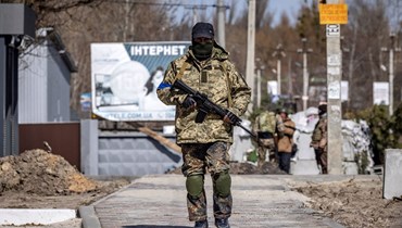 جندي في العاصمة الأوكرانية كييف (أ ف ب).