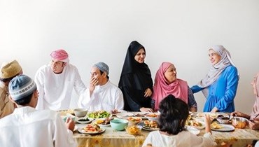 إفطار صحي مع العائلة في رمضان. 