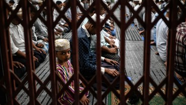 صورة تعبيرية- مسلمون يصلون في مسجد نوي آي في يانغون في اليوم الأول من شهر رمضان المبارك (3 نيسان 2022، أ ف ب). 
