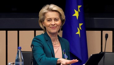 فون دير لايين تقرع الجرس إيذانا ببدء اجتماع لجنة في البرلمان الأوروبي في ستراسبورغ (5 نيسان 2022، أ ف ب).