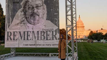 خديجة جنكيز أمام صورة خاشقجي في واشنطن (أ ف ب).