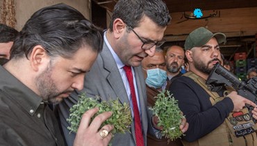 من جولة وزير الاقتصاد أمين سلام ووزير الزراعة عباس الحاج حسن إلى سوق الخضر في المدينة الرياضية (نبيل إسماعيل).