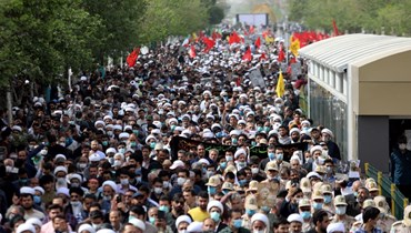 حشود تجمعت حول نعش أصلاني خلال تشييعه في مشهد شمال شرق إيران (7 نيسان 2022، أ ف ب). 