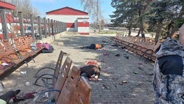 جثث اشخاص قتلوا من جراء قصف روسي على محطة القطارات في كراماتورسك في أوكرانيا (8 نيسان 2022، أ ب). 