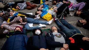 متظاهرون تمددوا على الأرض أمام مقر السفارة الروسية في براتيسلافا بسلوفاكيا احتجاجًا على الحرب الروسية في أوكرانيا (8 نيسان 2022، أ ف ب). 