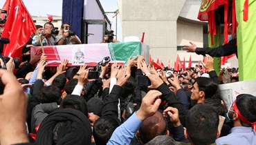مشيعون يحملون نعش رجل الدين الشيعي الإيراني محمد أصلاني في مدينة مشهد شمال شرق إيران (7 نيسان 2022، أ ف ب). 